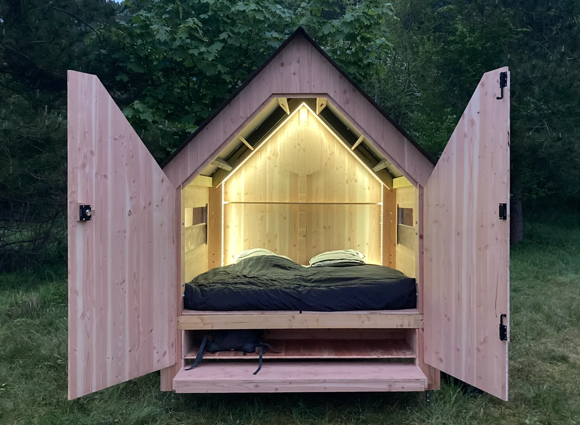 Cabane Hut'Op ouverte avec lumière à l'intérieur