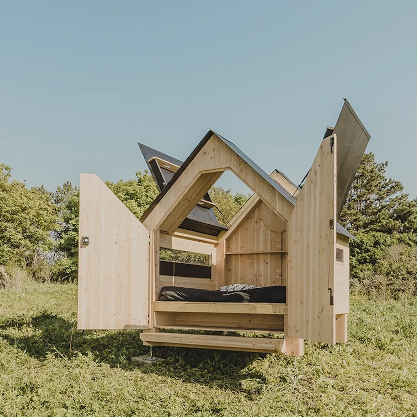 Cabane Hut'Op ouverte avec marche d'accès vue de face