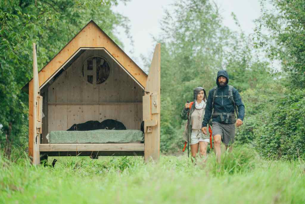 cabane hutop en pleine nature avec randonneurs