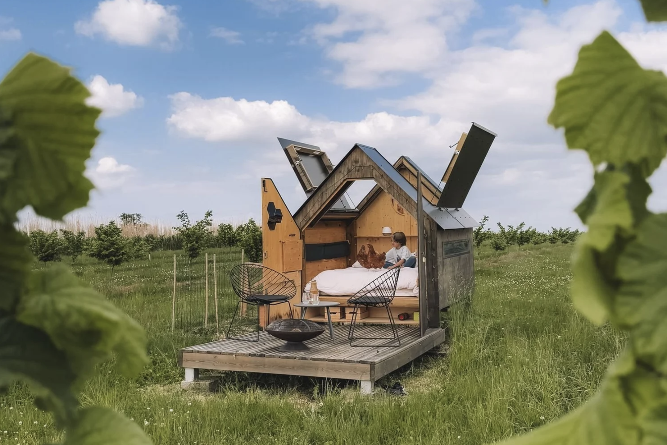 deux personnes dans une cabane hut'op éclairée de nuit dans un champ vert