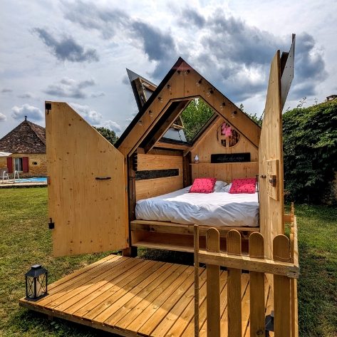 deux personnes dans une cabane hut'op éclairée de nuit dans un champ vert