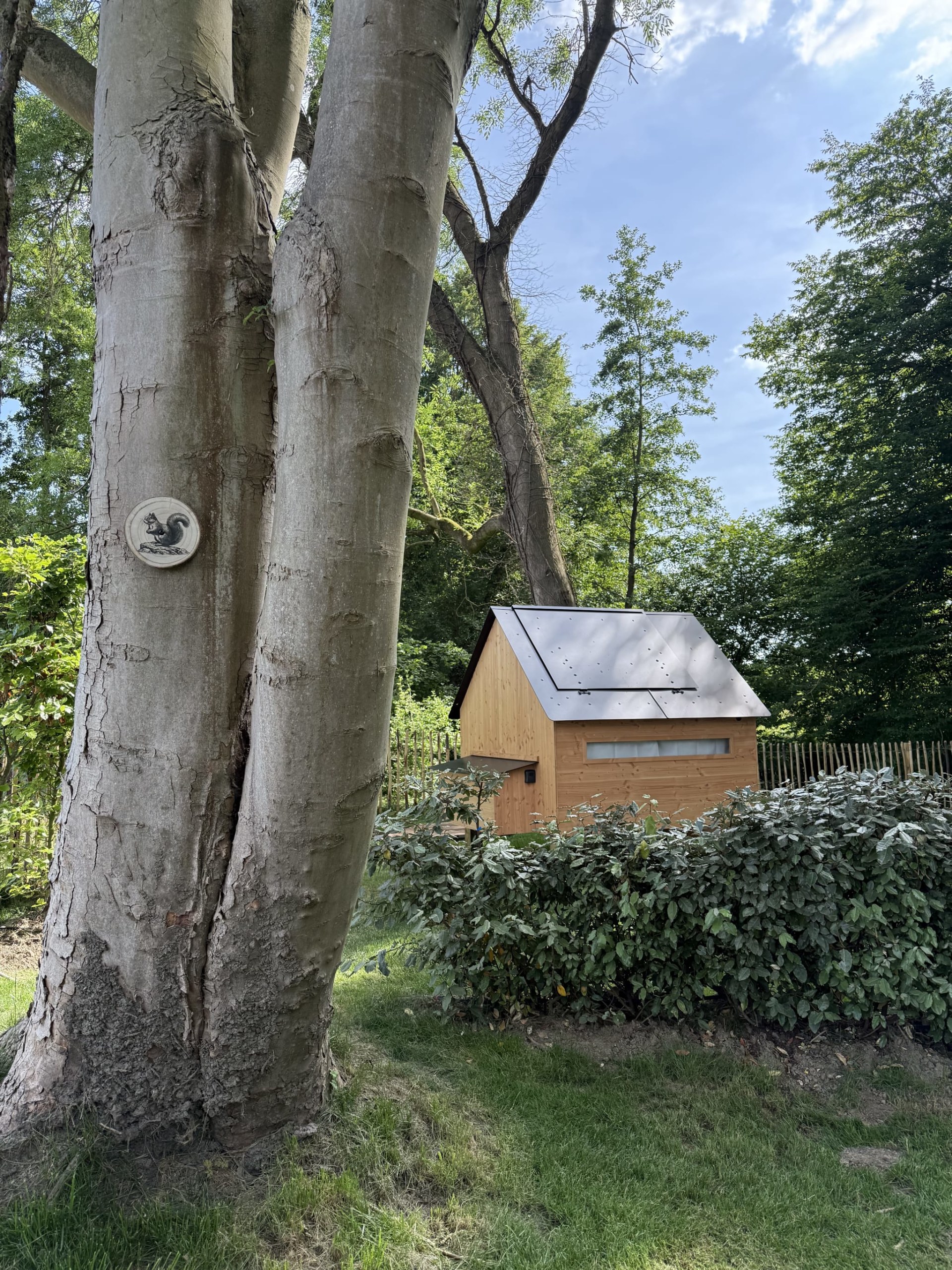 deux personnes dans une cabane hut'op éclairée de nuit dans un champ vert